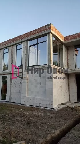 Окна "в пол" в частном доме с плоской кровлей Окна "в пол" в частном доме с плоской кровлей