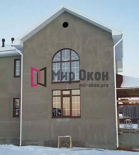 Коричневые окна с белой раскладкой в стеклопакетах Коричневые окна с белой раскладкой в стеклопакетах