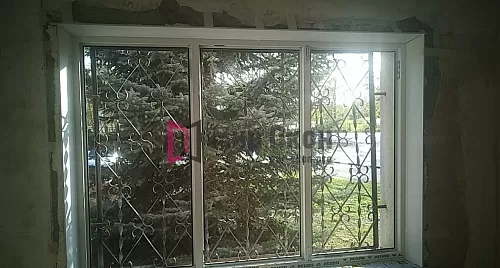 Окно с решеткой с улицы Окно с решеткой с улицы
